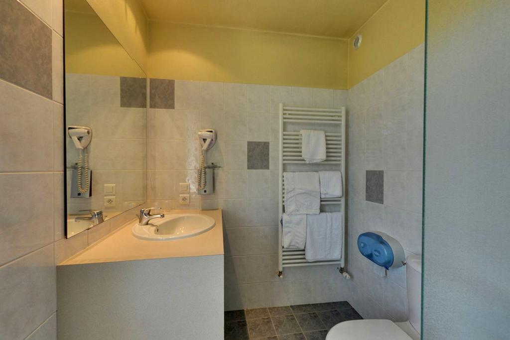 Logis Auberge Des Vieux Chenes Malemort Bagian luar foto