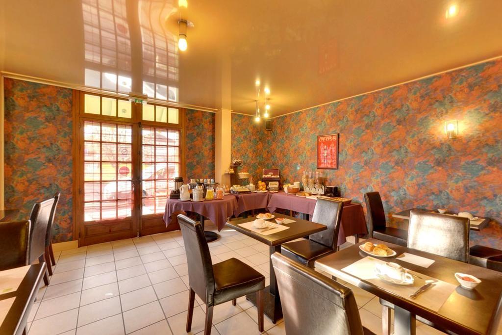 Logis Auberge Des Vieux Chenes Malemort Bagian luar foto