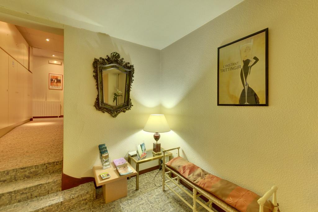 Logis Auberge Des Vieux Chenes Malemort Bagian luar foto