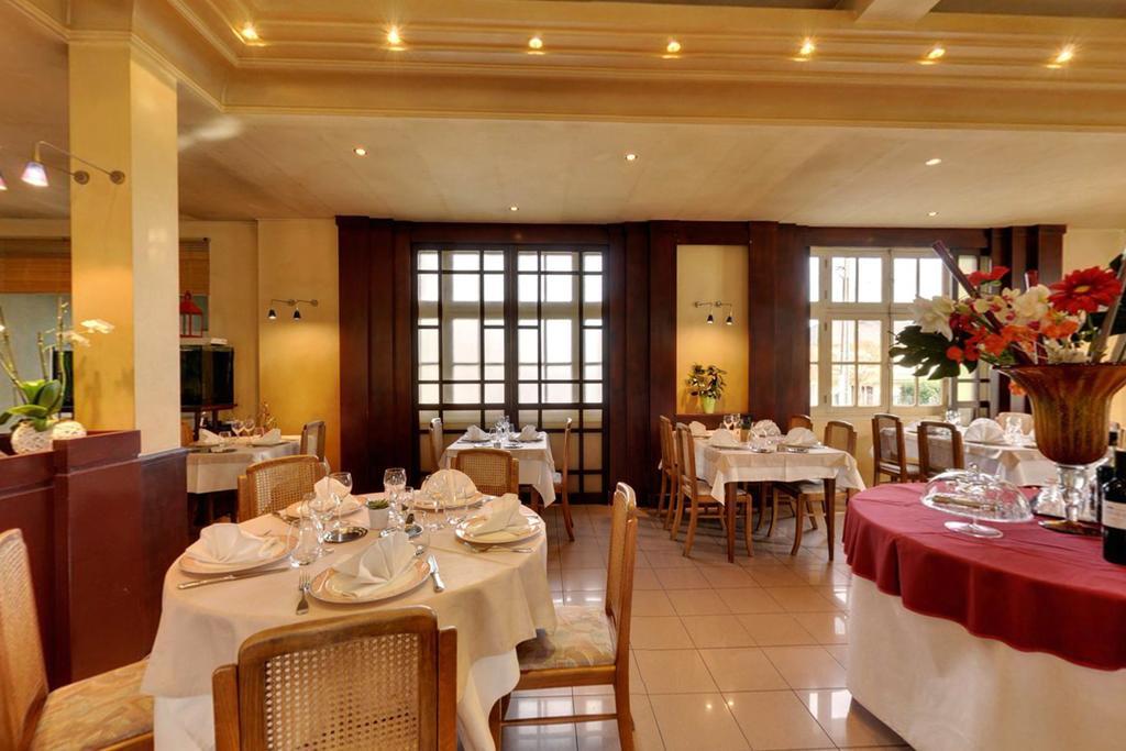 Logis Auberge Des Vieux Chenes Malemort Bagian luar foto