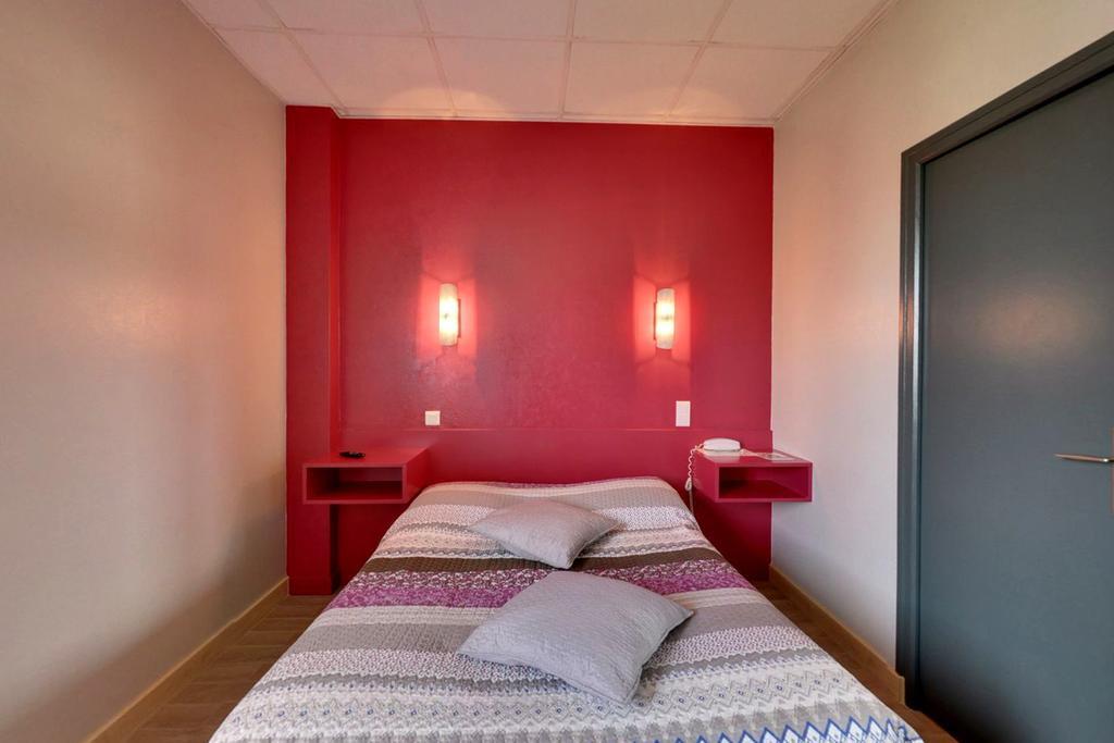 Logis Auberge Des Vieux Chenes Malemort Bagian luar foto