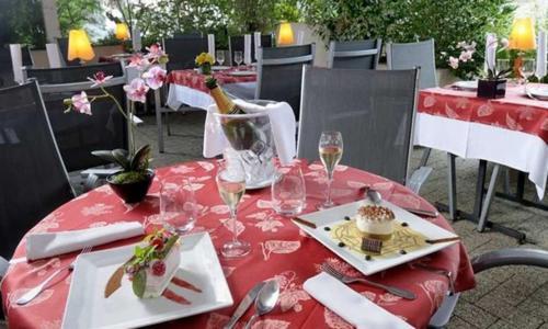 Logis Auberge Des Vieux Chenes Malemort Bagian luar foto