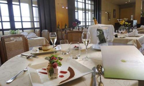 Logis Auberge Des Vieux Chenes Malemort Bagian luar foto