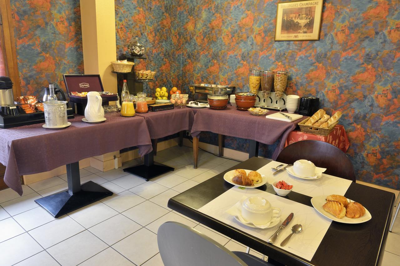 Logis Auberge Des Vieux Chenes Malemort Bagian luar foto