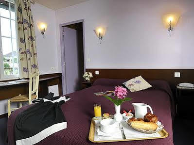 Logis Auberge Des Vieux Chenes Malemort Bagian luar foto