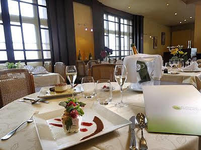 Logis Auberge Des Vieux Chenes Malemort Bagian luar foto