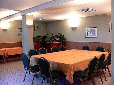 Logis Auberge Des Vieux Chenes Malemort Bagian luar foto