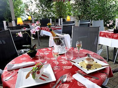 Logis Auberge Des Vieux Chenes Malemort Bagian luar foto