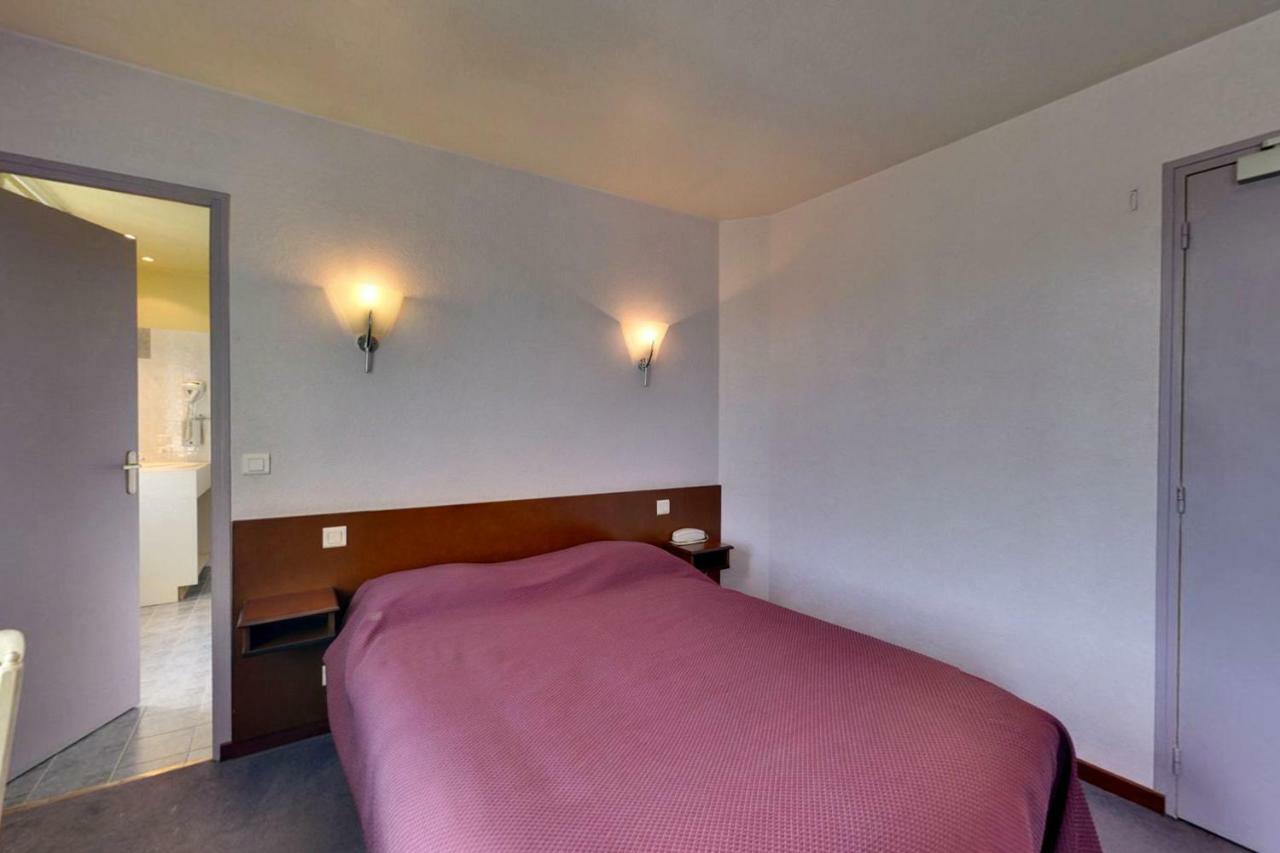 Logis Auberge Des Vieux Chenes Malemort Bagian luar foto